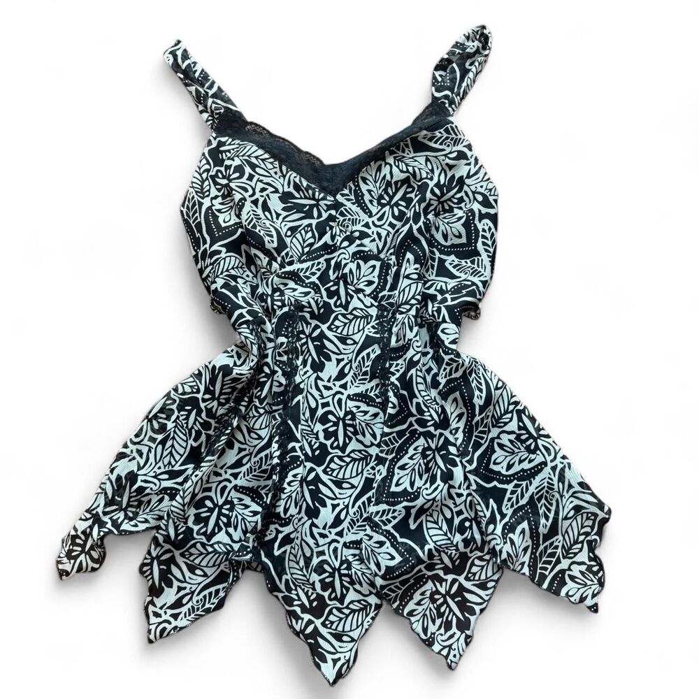 Fairycore babydoll Black & white floral print tank top with belt and a flowy fit - Picture 2 of 7